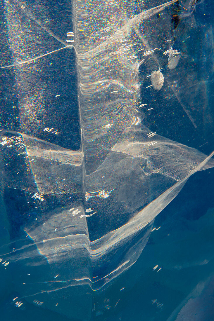 Nahaufnahme eines Eisblocks, Blick ins Innere auf die Struktur mit Rissen und Luftblasen, im Icehotel in Jukkasjarvi bei Kiruna in Schwedisch-Lappland; Nordschweden