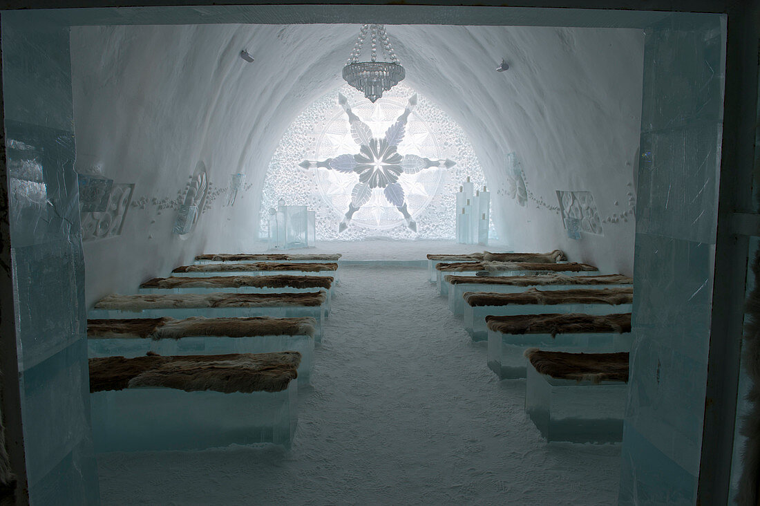 Die Zeremonienhalle im klassischen Eishotel in Jukkasjarvi bei Kiruna im schwedischen Lappland; Nordschweden.