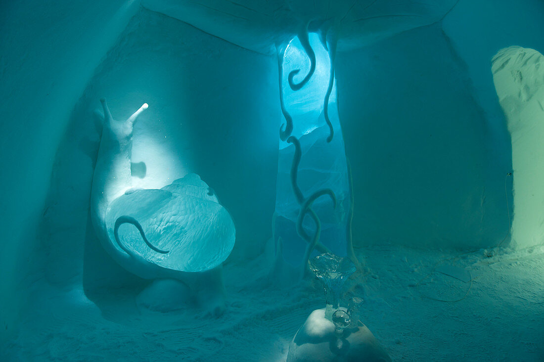 Kühle Räume im klassischen Eishotel in Jukkasjarvi bei Kiruna im schwedischen Lappland; Nordschweden.