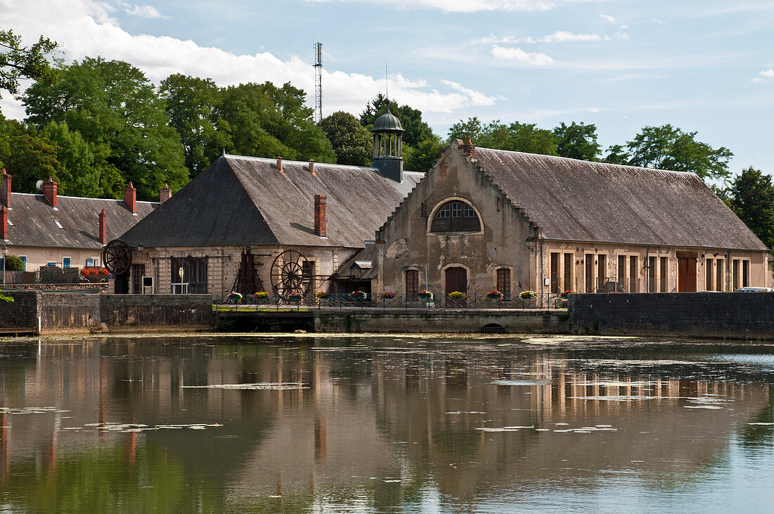 Die königliche Schmiede von La Chaussade in Guerigny wurden 1640 gebaut und stehen unter Denkmalschutz, Nievres (58), Burgund, Frankreich. Unter Nutzung der hydraulischen Energie aus dem nahe gelegenen Fluss wurden ab 1872 Anker für die Marine hergestellt.