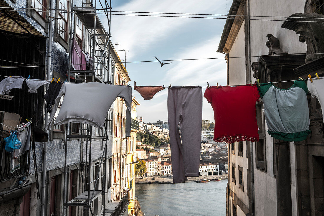 Tägliche Szenen in den Straßen der Innenstadt von Porto, Portugal