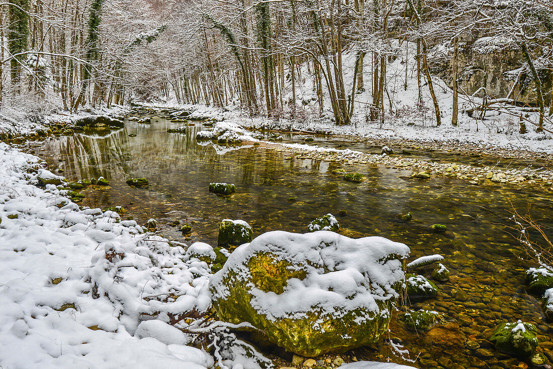 Die Schlucht des Flusses Orbe im Winter in der Nähe von les Clees, Schweiz.