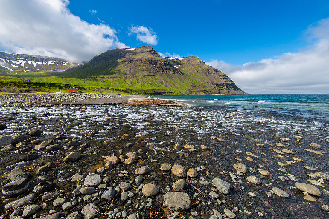 Skalaviki Strand in der Nähe von Boulungarvik, Westfjorde. Island