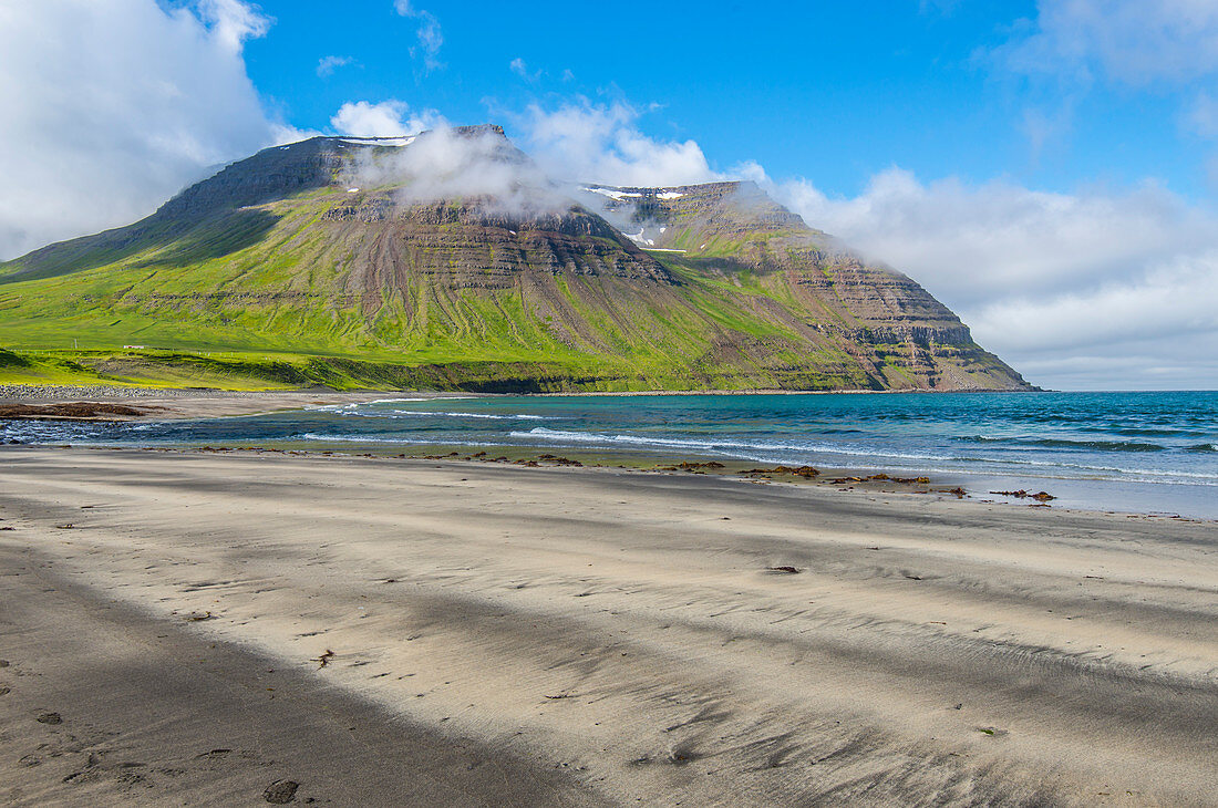 Skalaviki Strand in der Nähe von Boulungarvik, Westfjorde. Island