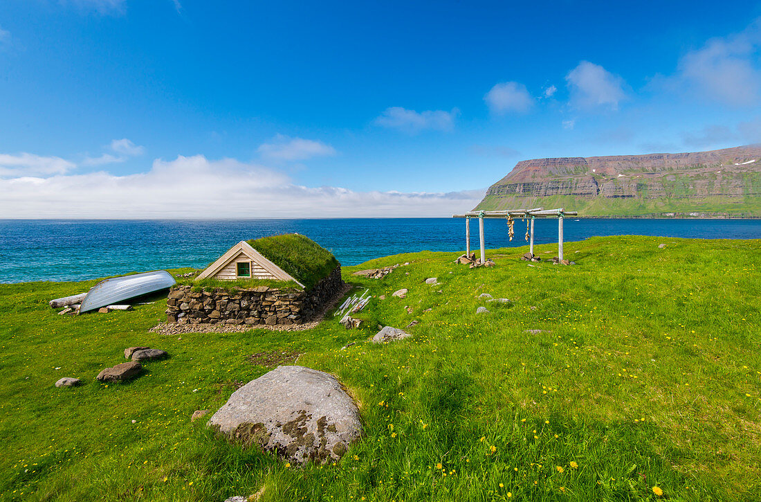 Altes Haus und Boot am Strand von Sudureiri. Westfjorde. Island