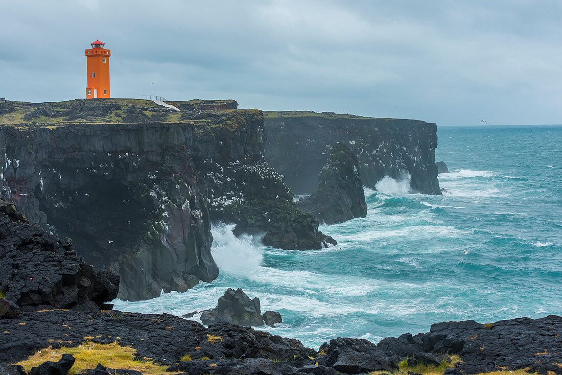 Die isländische Küste am Kirkjufell Leuchtturm auf der Halbinsel Snaefellsnes