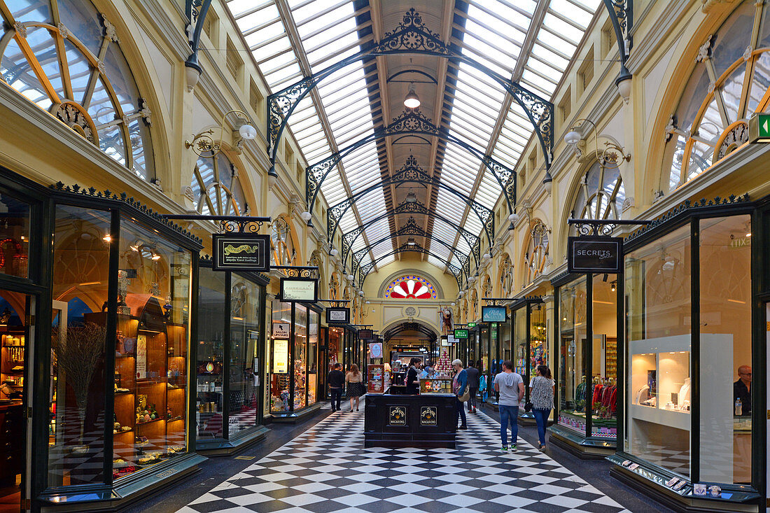 MELBOURNE - 13. APRIL 2014: Menschen beim Einkaufen in der Royal Arcade in Melbourne, Australien.Es ist eine bedeutende Einkaufspassage aus der viktorianischen Ära und eines der berühmtesten Touristenziele in Melbourne.