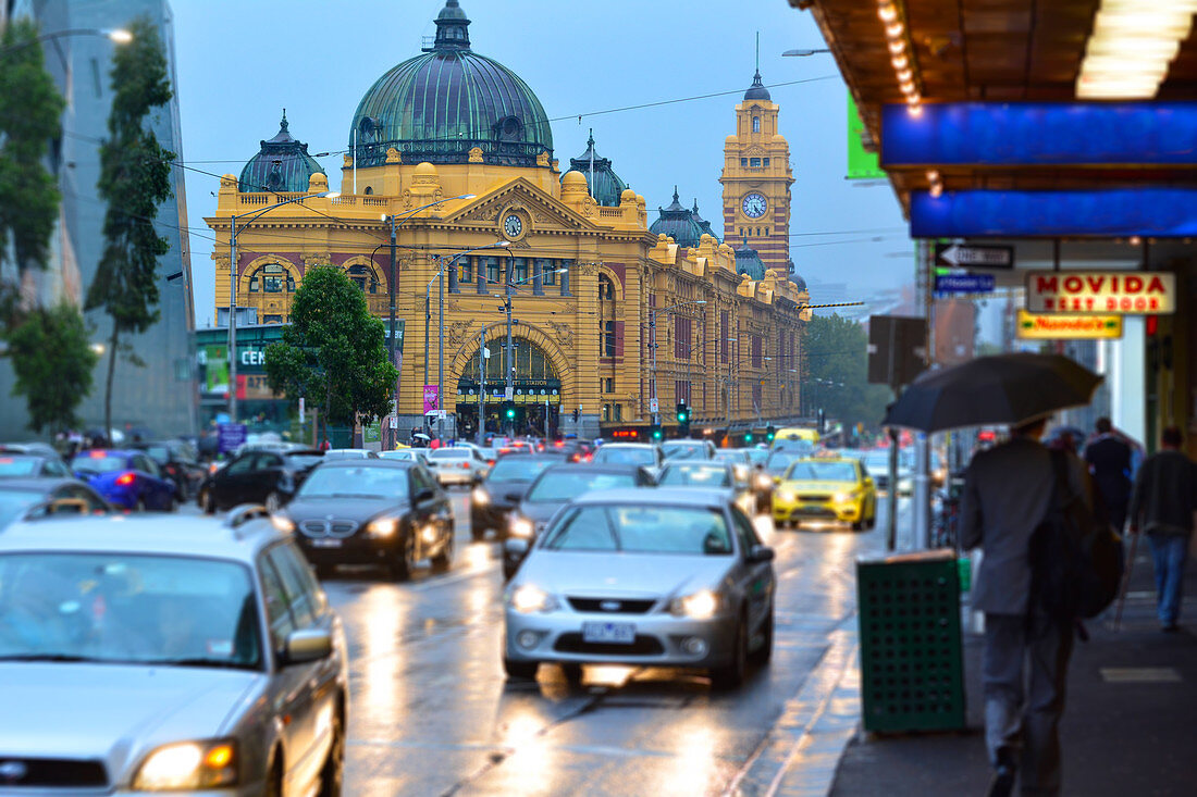 MELBOURNE, AUS - 10. APRIL 2014: Verkehr vor der Flinders Street Station, dem ersten Bahnhof in einer australischen Stadt und dem verkehrsreichsten Personenbahnhof der Welt in den späten 1920er Jahren.