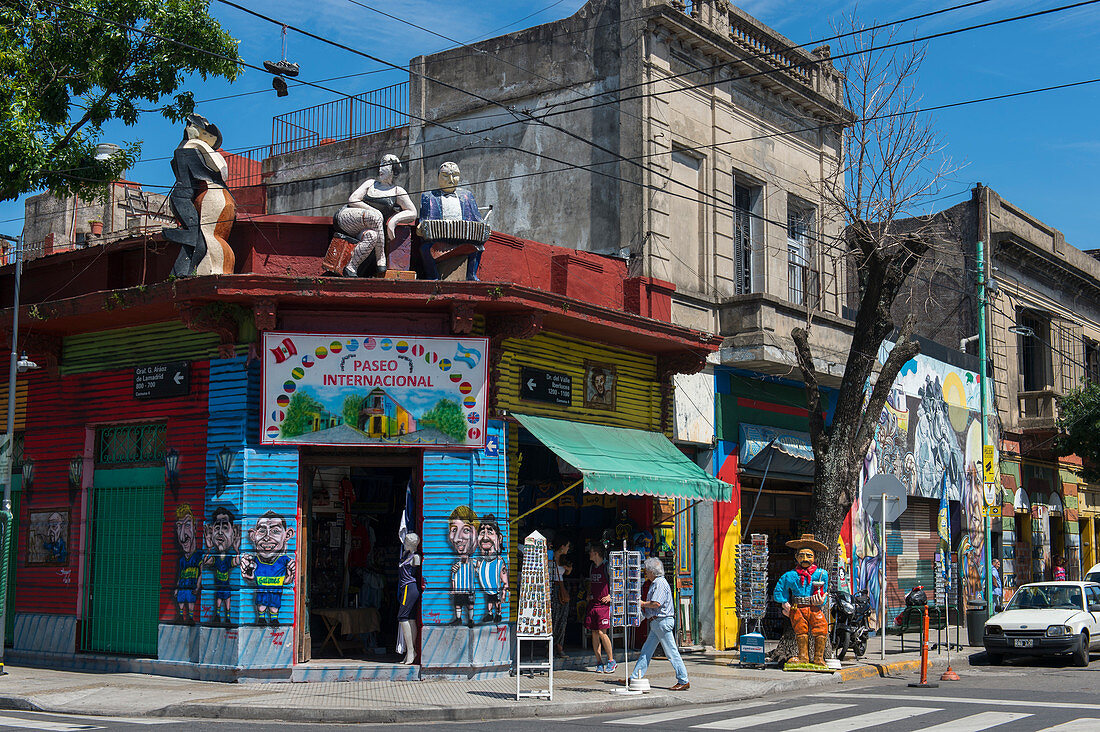 La Boca ist ein Stadtteil von Buenos Aires, der für seine farbenfrohen Häuser und seinen Tango berühmt ist, eine wichtige Touristenattraktion in Buenos Aires, Argentinien.