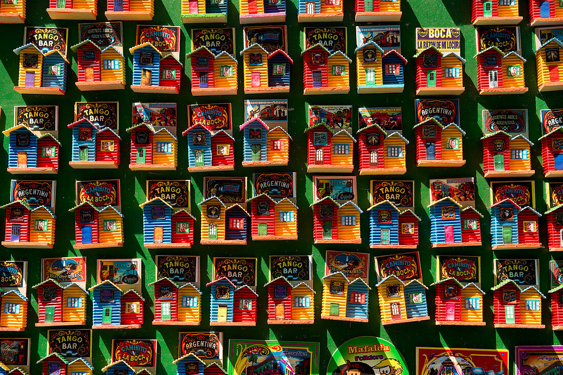 Kleine bunte Souvenirhäuser zum Verkauf in La Boca, einem Stadtteil von Buenos Aires, der eine wichtige Touristenattraktion in Buenos Aires, Argentinien, darstellt.