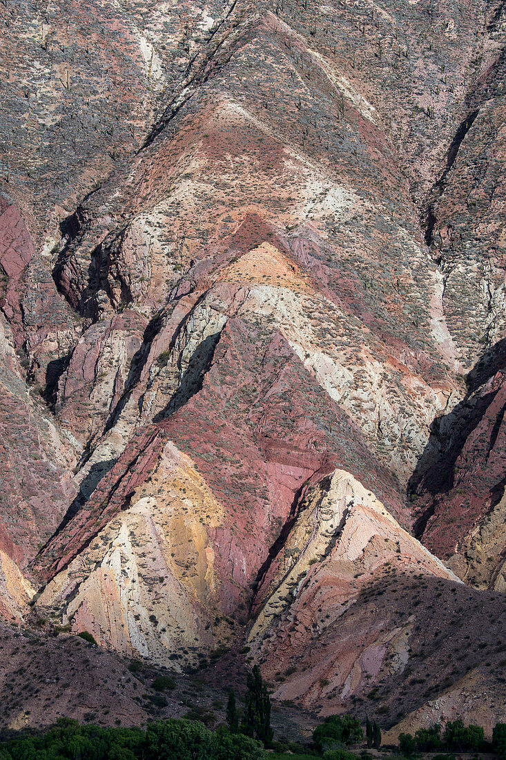 Bunte Felsformationen und Erosion auf einem Hügel in den Anden nahe Purmamarca, Provinz Jujuy, Argentinien.