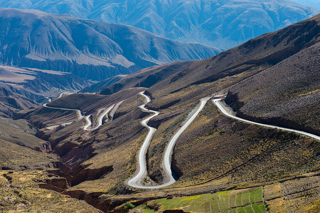 Blick vom Lipan-Pass des Highway 52 in den Anden in der Nähe von Purmamarca, Provinz Jujuy, Argentinien.