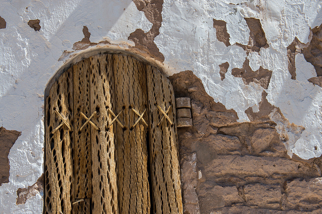 Die Tür des Glockenturms von San Lucas in der Oasenstadt Toconao bei San Pedro de Atacama in der Atacamawüste, Nordchile, ist aus dem Holz des Kardonkaktus gefertigt