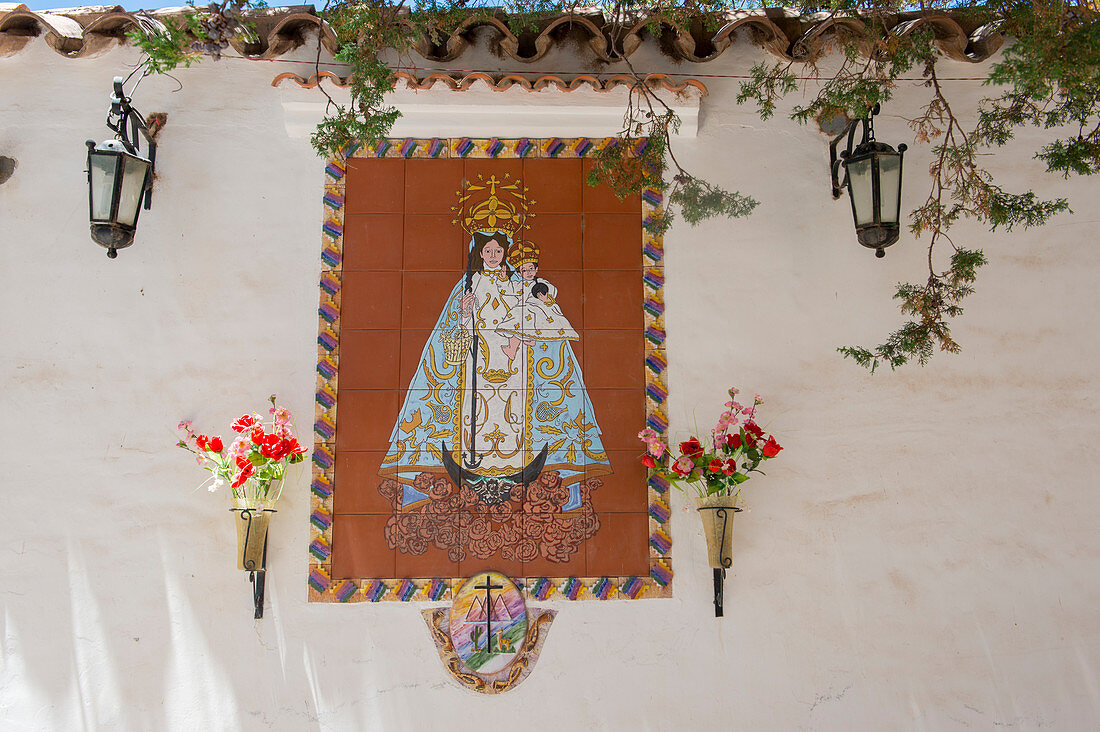 Fliesenarbeiten, die die Jungfrau von Candelaria an der alten Kirche von 1631 in der Stadt Humahuaca im Tal von Quebrada de Humahuaca, Andengebirge nahe Purmamarca, Provinz Jujuy, Argentinien darstellen.