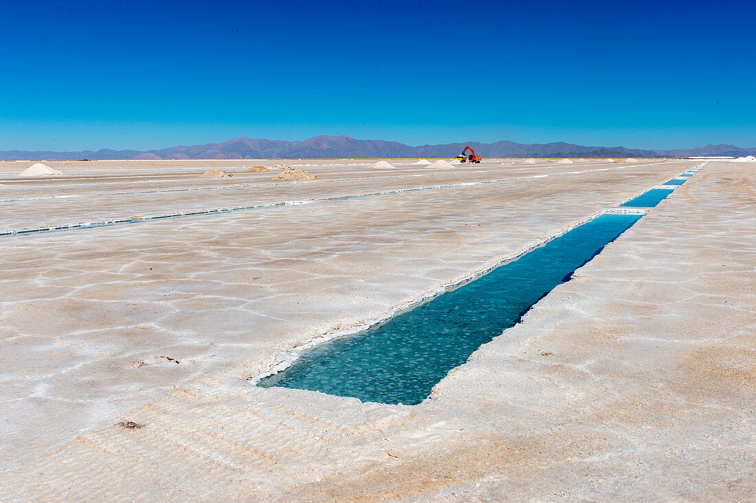 Salzabbau in Salinas Grandes, einer Salzpfanne in den Anden - liegt auf einer Höhe von 3.450 Metern an der Grenze der Provinzen Salta und Jujuy, Argentinien.