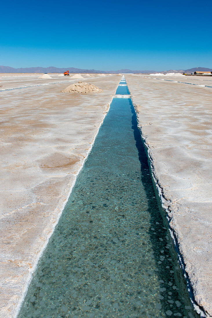 Salzabbau in Salinas Grandes, einer Salzpfanne in den Anden - liegt auf einer Höhe von 3.450 Metern an der Grenze der Provinzen Salta und Jujuy, Argentinien.