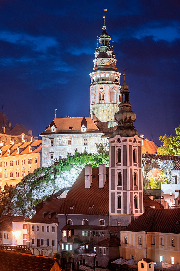Cesky Krumlov, Nachtansicht der beleuchteten Burg Krumlov und der Altstadt, Südböhmen, Tschechische Republik, Europa