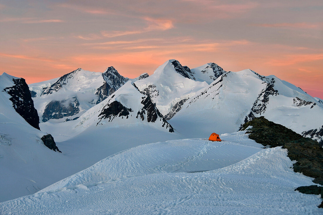 Camping mit Zelt umgeben von Monte Rosa Gletschern, Gobba di Rollin, Monte Rosa, Aostatal, Italien