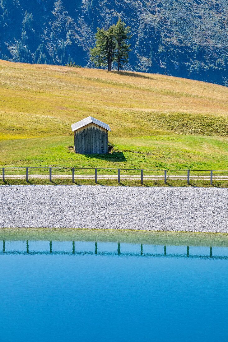 Kleiner künstlicher See nahe der Zuflucht Bec de Roces, Dolomiten, Arabba, Livinallogo del Col di Lana, Belluno, Venetien, Italien