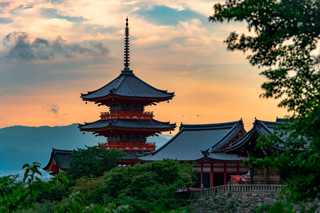 Sonnenuntergang am Kiyomizu-dera-Tempel, Kyoto, Japan