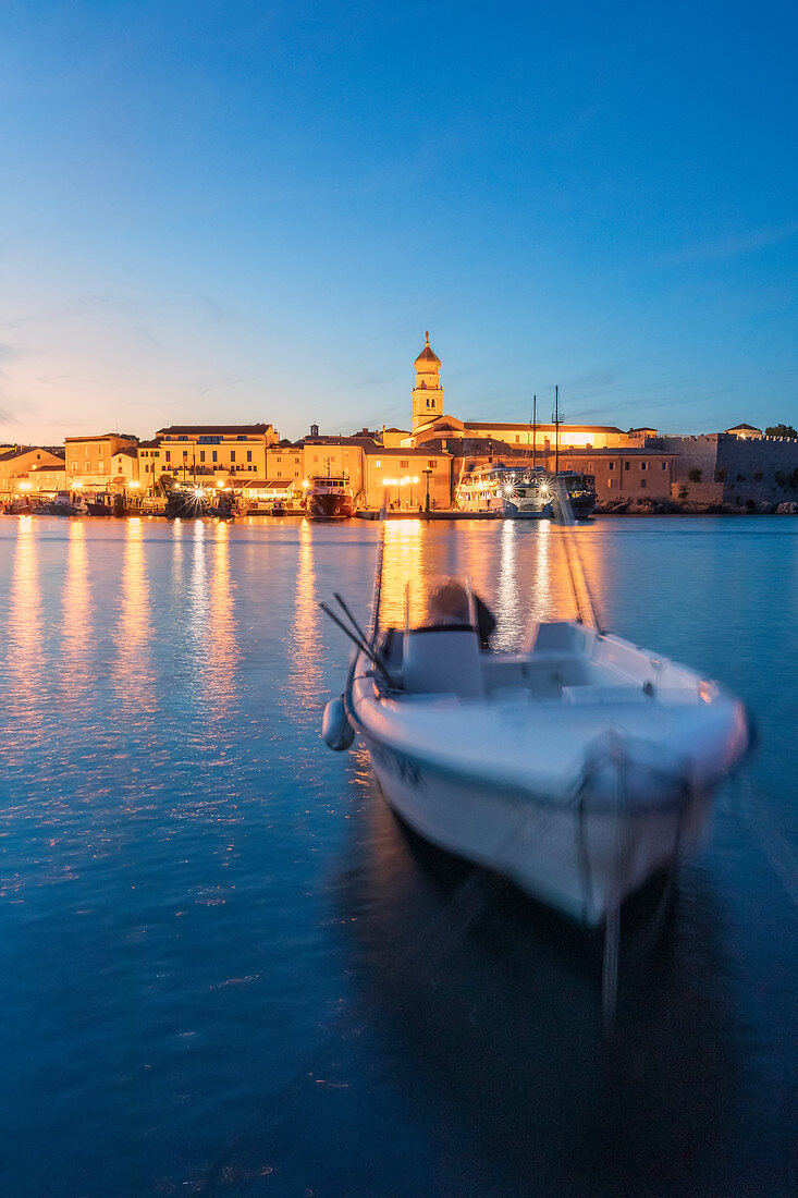 Stadt Krk, Blick auf den Yachthafen am Abend mit einigen festgemachten Booten, Insel Krk, Bucht Kvarner, Adriaküste, Kroatien