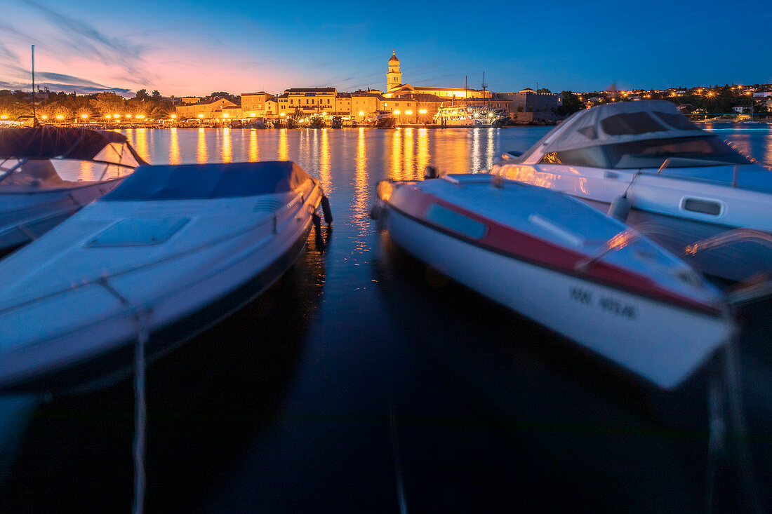 Stadt Krk, Blick auf das Wasser am Abend mit einigen festgemachten Booten, Insel Krk, Bucht Kvarner, Adriaküste, Kroatien