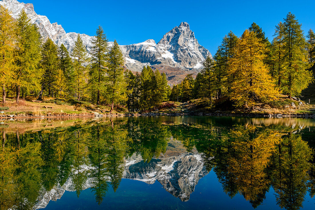 Cervino (Matterhorn) gespiegelt auf Blu See (Lago Blu), Cervinia, Valtournenche, Aostatal, Italien