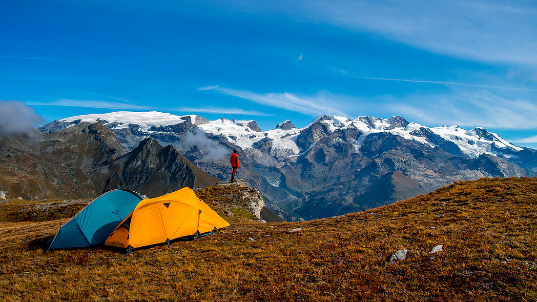 Zelte oben auf Facciabella, Monte Rosa im Hintergrund, Val d'Ayas, Aostatal, Italien, Europa