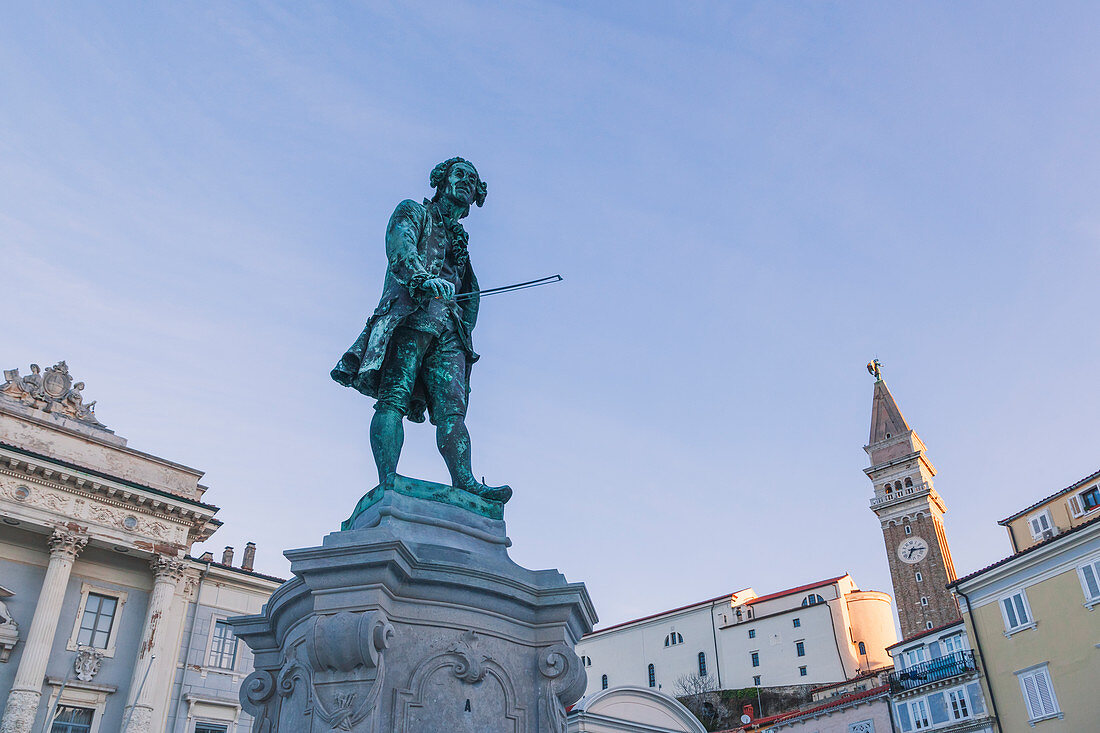 Die Statue von Giuseppe Tartini auf dem zentralen Platz von Piran, Primorska, Istrien, Slowenien