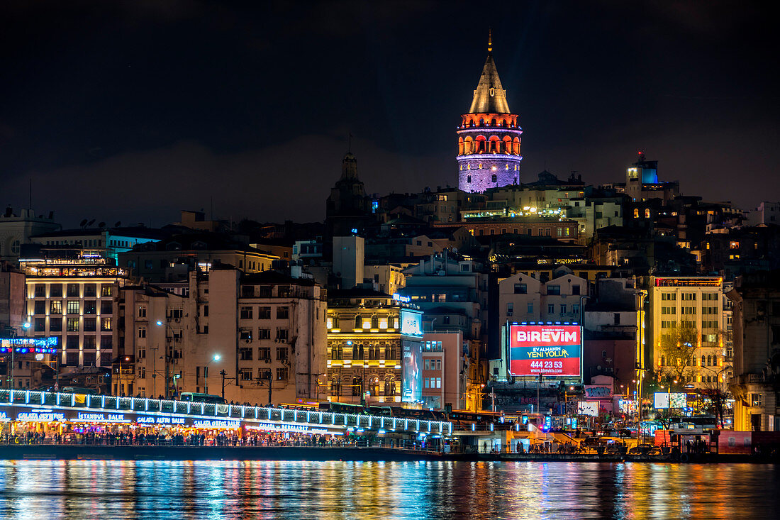 Galata Tower und Galata Bridge bei Nacht, Istanbul, Türkei, Türkisch