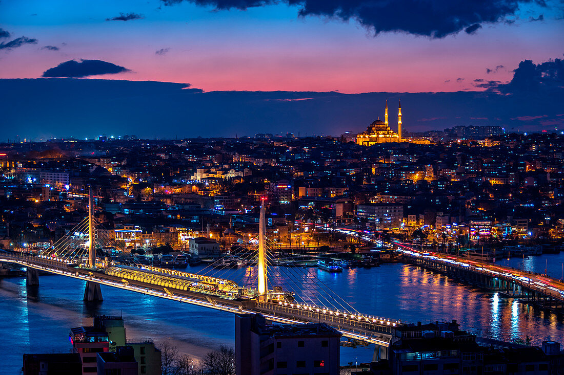 Istanbul bei Nacht vom Galata Tower, Türkei, Türkisch