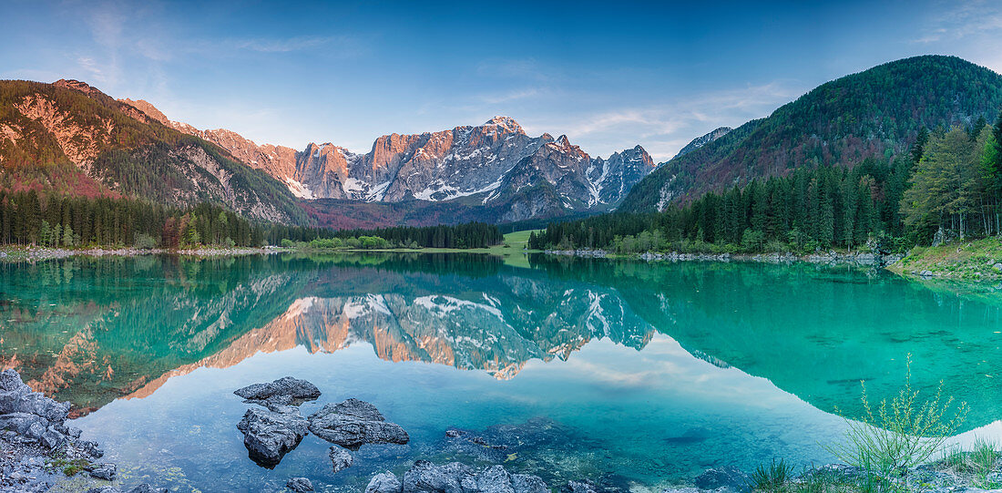 Fusine di Valromana, der obere See mit Mount Mangart im Hintergrund. Naturpark Fusine Lakes, Tarvisio, Provinz Udine, Friaul Julisch Venetien, Italien