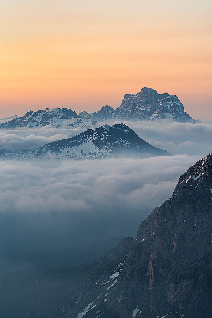 Gran Cir, Gardena Pass, Dolomiten, Bezirk Bozen, Südtirol, Italien, Europa. Blick kurz vor Sonnenaufgang vom Gipfel des Gran Cir auf den Berg Pelmo