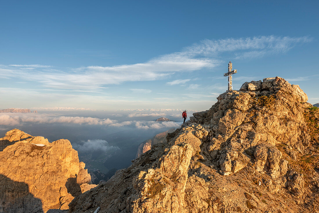Gran Cir, Gardena Pass, Dolomiten, Bezirk Bozen, Südtirol, Italien, Europa. Ein Bergsteiger erklimmt bei Sonnenaufgang den Gipfel des Gran Cir (MR)