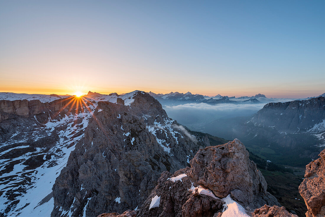 Gran Cir, Gardena Pass, Dolomiten, Bezirk Bozen, Südtirol, Italien, Europa. Blick bei Sonnenaufgang vom Gipfel des Gran Cir
