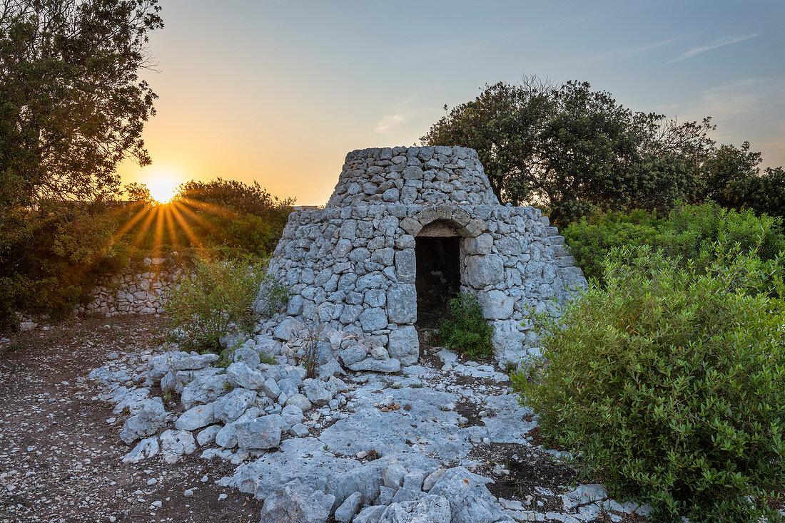 Marina di Pescoluse, Salbe, Provinz Lecce, Salento, Apulien, Italien, Europa. Ein Trullo ist eine traditionelle apulische Trockensteinhütte