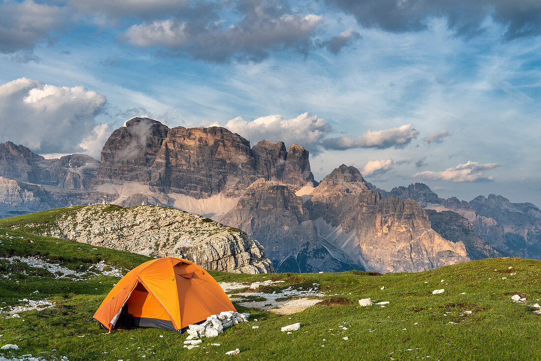 Berg Campedelle, Misurina, Auronzo di Cadore, Provinz Belluno, Venetien, Italien, Europa. Der Berg Croda dei Toni bei Sonnenuntergang