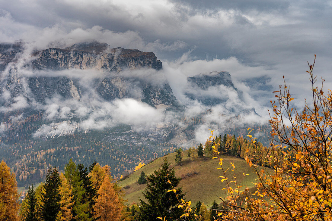 ALta Badia, Bezirk Bozen, Südtirol, Italien, Europa. Regenwetter auf der Wanderung zu den Armenatara-Wiesen