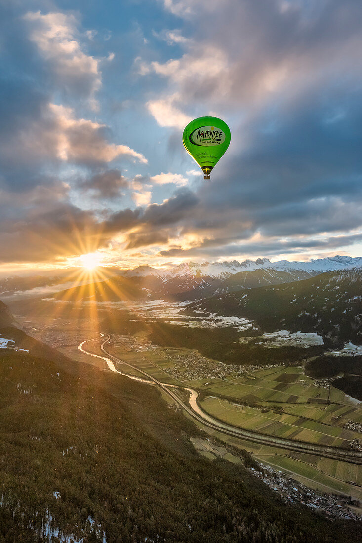 Seefeld, Tirol, Österreich, Europa. Mit einem Heißluftballon die Alpen überqueren. Der Heißluftballon über dem Inn Valley bei Sonnenaufgang