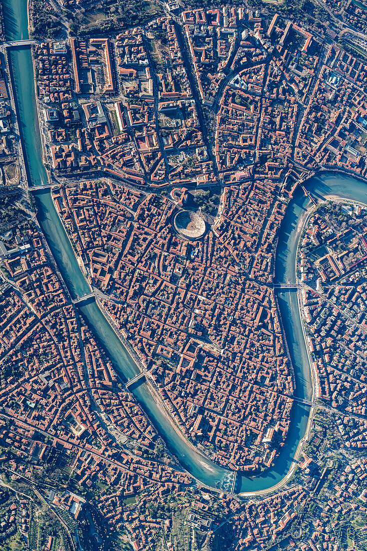 Verona, Venetien, Italien, Europa. Mit einem Heißluftballon die Alpen überqueren. Blick vom Ballon auf die Stadt Verona