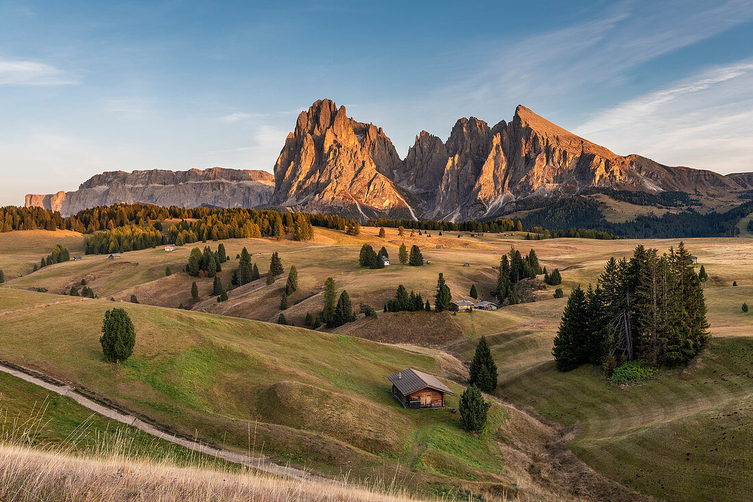 Alpe di Siusi / Seiser Alm, Dolomiten, Südtirol, Italien. Sonnenuntergang auf der Alme di Siusi / Seiser Alm mit den Gipfeln von Sassolungo und Sassopiatto