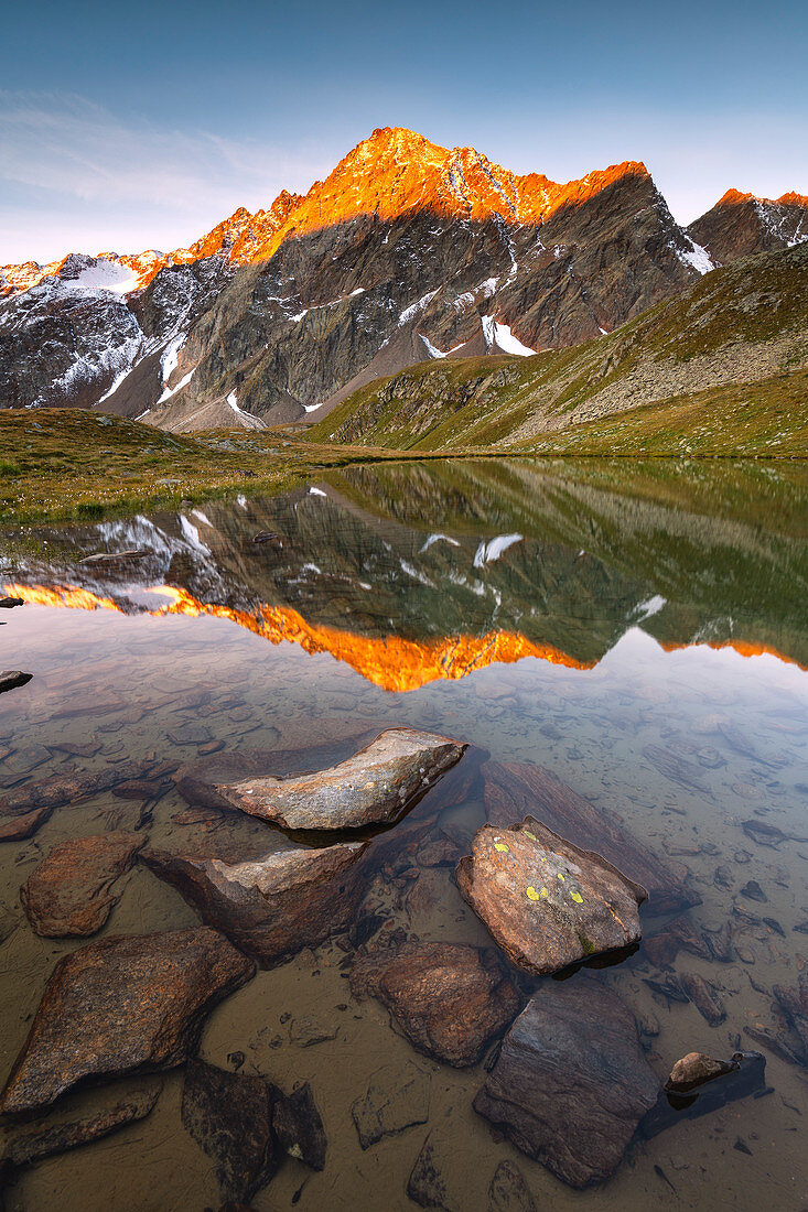 Valmalza See während eines Sonnenaufgangs in Camonica Tal, Ponte di Legno, Provinz Brescia, Lombardei, Italien, Europa.