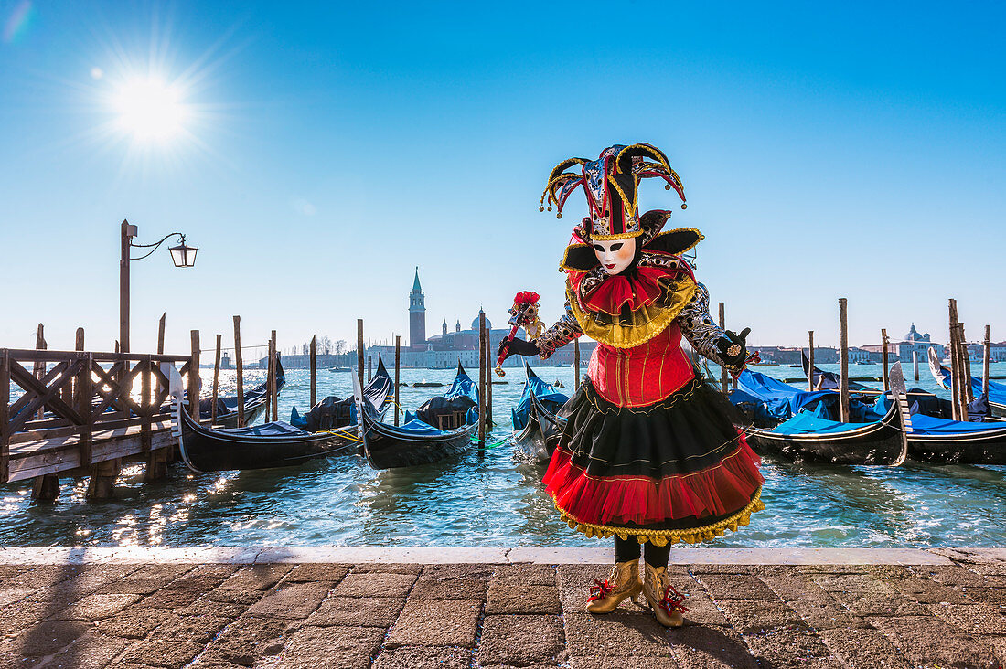 Typische Maske des Karnevals von Venedig in Riva degli Schiavoni mit der Insel St. George im Hintergrund, Venedig, Venetien, Italien
