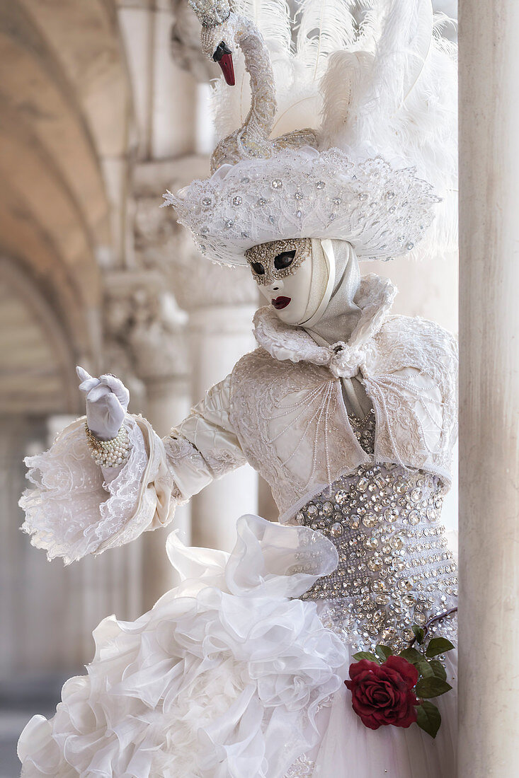 Typische Maske des Karnevals von Venedig unter den Bögen des Dogenpalastes, Venedig, Venetien, Italien