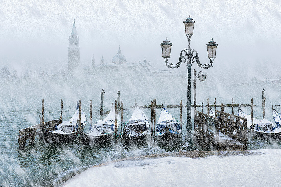 Snowy Venice, ein seltener Schneefall in Riva degli Schiavoni mit St. George's Insel im Hintergrund, Venedig, Venetien, Italien