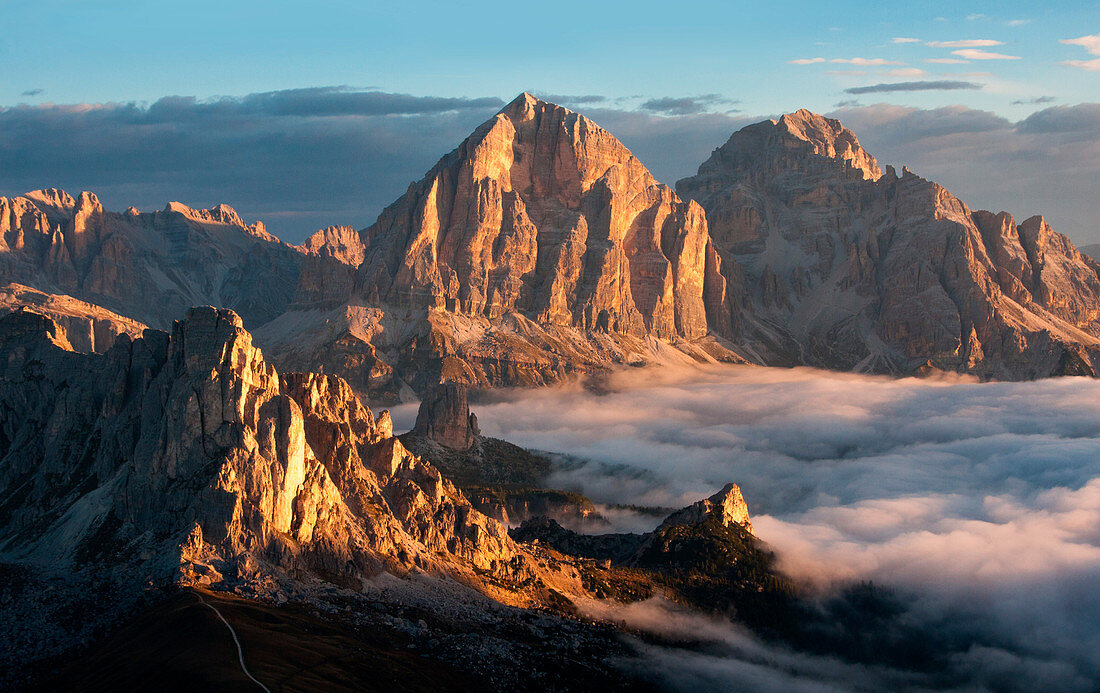 Niedrige Wolken, Giau-Pass, Dolomiten, Cortina d'Ampezzo, Provinz Belluno, Venetien, Italien