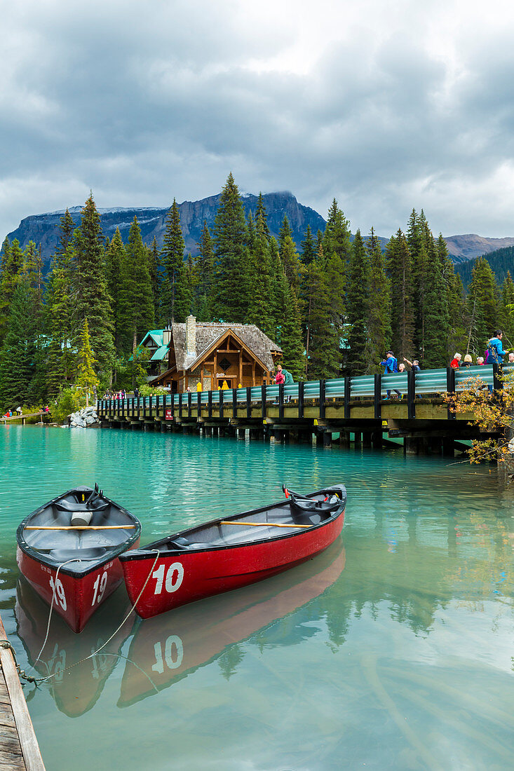 Mieten Sie Kanus in Emerald Lake, Yoho National Park, Feld, British Columbia, Kanada