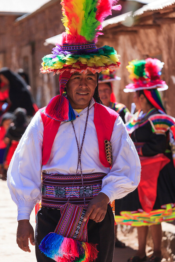 Menschen, die traditionelle Kostüme auf Isla Taquile auf der peruanischen Seite des Titicacasees, Peru, Südamerika tragen