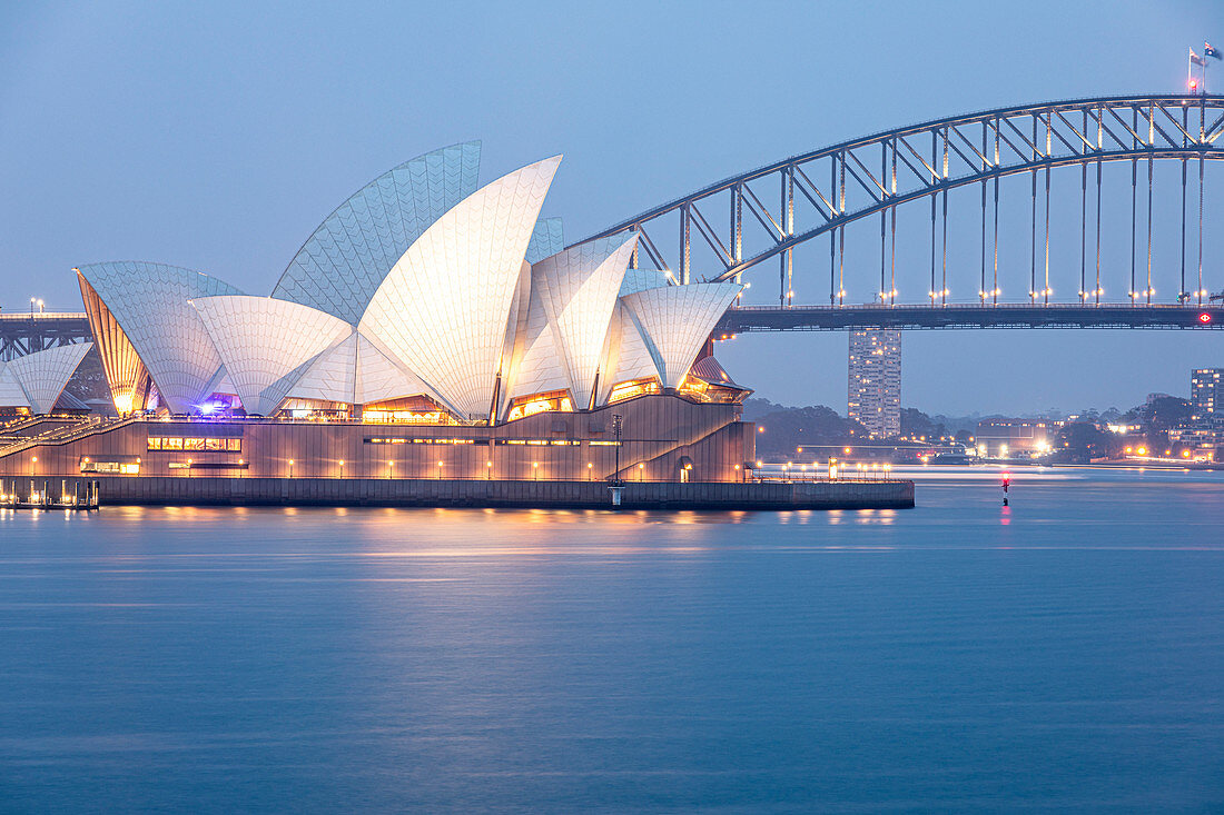 Sydney Harbour Bridge und Opernhaus in der Abenddämmerung, Sydney, New South Wales, Australien