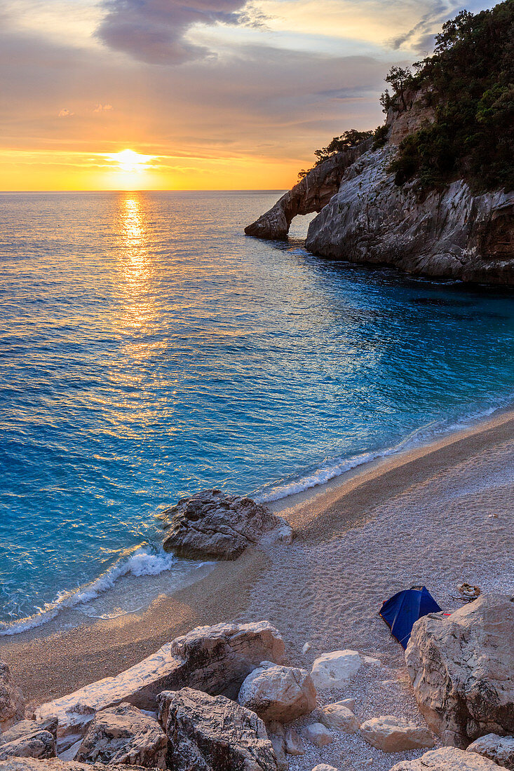 Italien, Insel Sardinien, Sonnenaufgang am Strand der Goloritze, italienisches Naturdenkmal, Provinz Nuoro